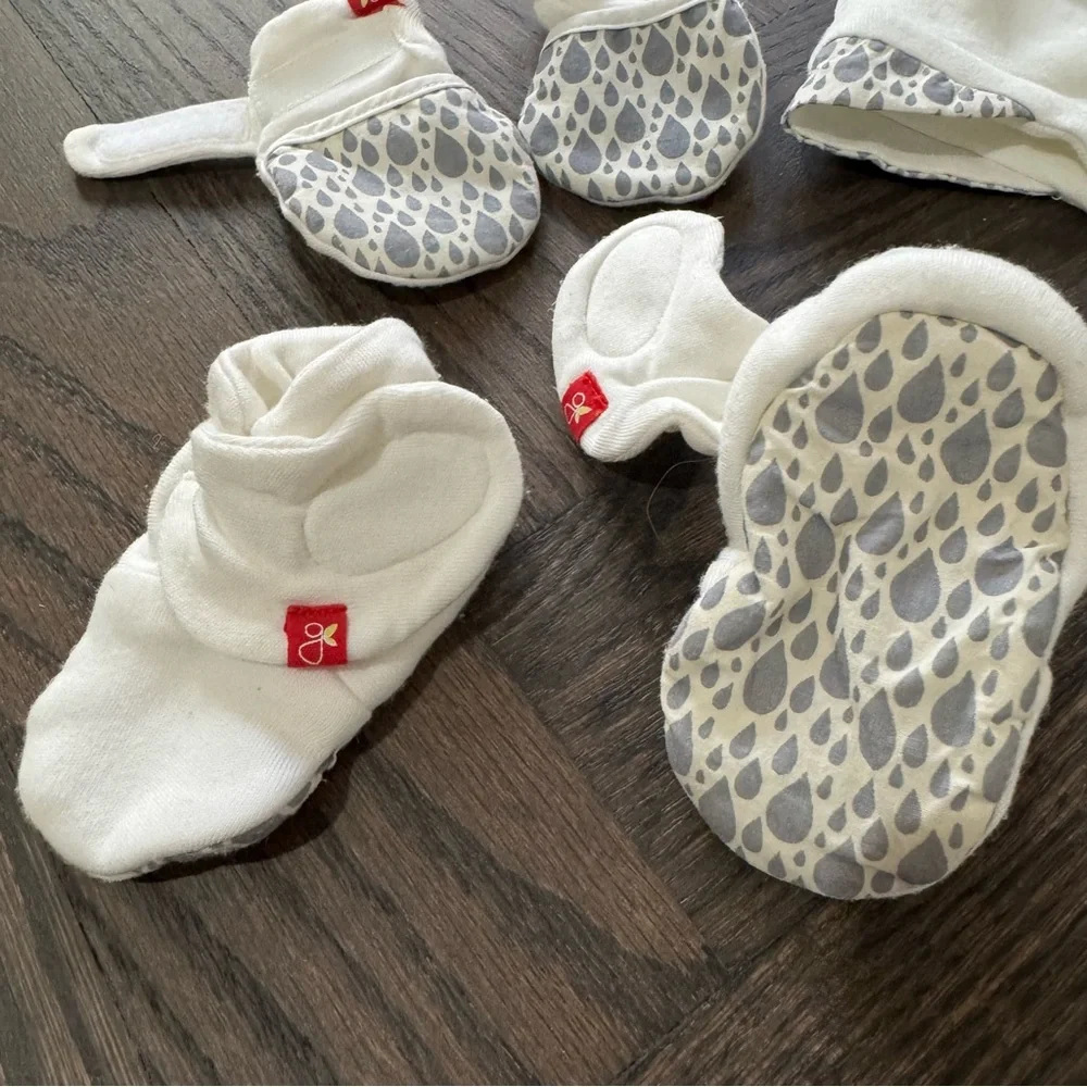 Goumikids newborn hat, booties and mittens set